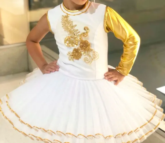 Vestido de bailarina branco com detalhes dourados