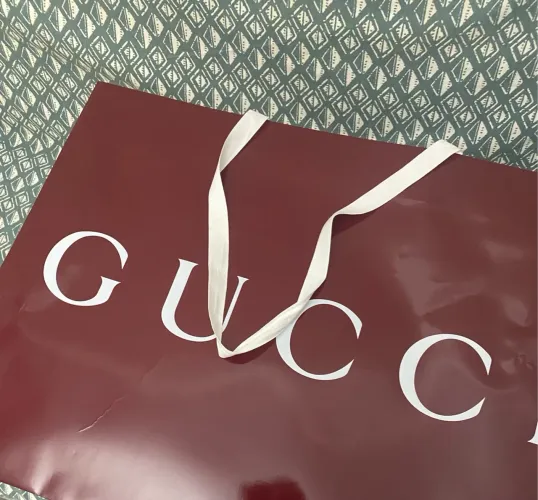 Sacola de papel Gucci grande