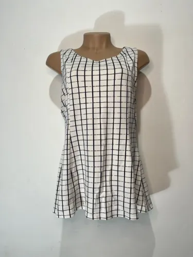 Blusa branca com xadrez preto