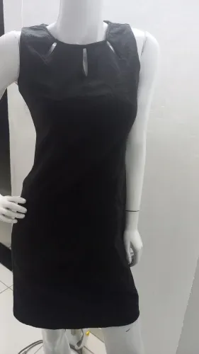 Vestida sem manga preto de tecido jacar tamanho 38 marca Barreds