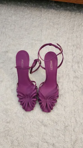 Sandália Arezzo 36 amarração no tornozelo. Cor roxo, violeta, purpura ou magenta. Linda 