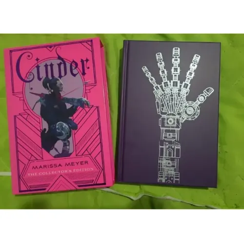 Cinder Collector's Edition - Marissa Meyer Cpa dura inglês importado hardcover slipcase