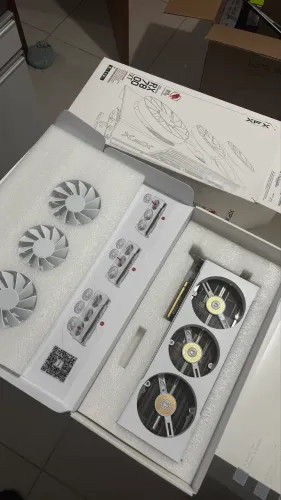 Placa de Vídeo RX 7800 XT Branca XFX Qicksilver 16GB GDDR6 VRAM