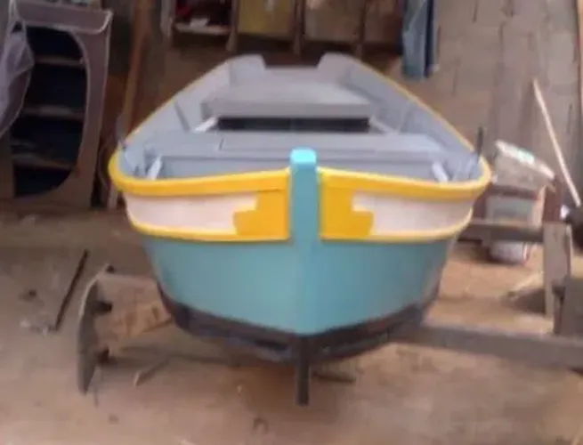 Faço barcos e canoas por encomenda 