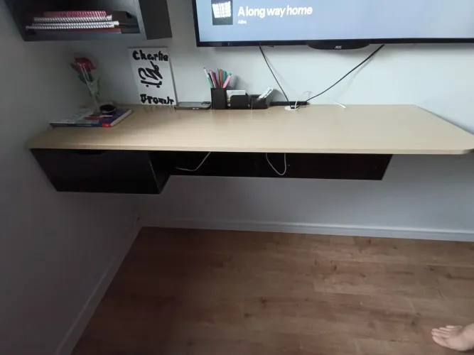Quarto casal completo preto com cama colchão e escrivaninha 