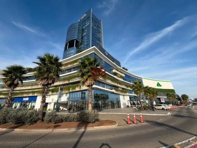 SALA COMERCIAL COM VISTA PRIVILEGIADA PARA O GUAÍBA EM REGIÃO ESTRATÉGICA DE PORTO ALEGRE