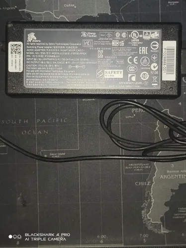 fonte de alimentação (adaptador AC/DC)  especificamente para impressoras Zebra. 