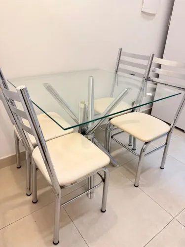 Conjjunto de mesa e cadeiras