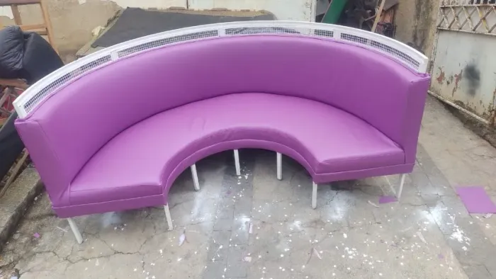 Sofá em forma de c de estofado novo 