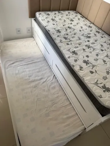 Cama de solteiro com cama auxiliar.