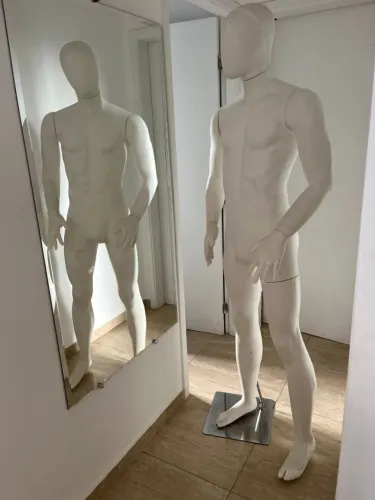 Manequim masculino branco
