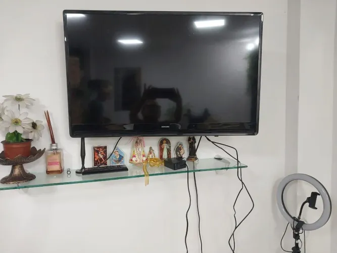 Televisão Sansuing 32 plgds ,não é Smart mas pode ser transformada já vai cm Antena e Supo