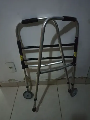 andador ortopédico dobrável de alumínio. 