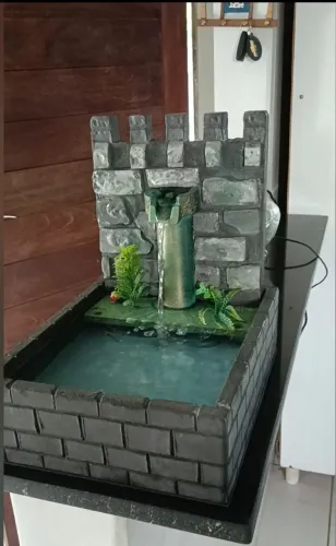 Fontes reais decorativas em miniatura cascata de cristal.