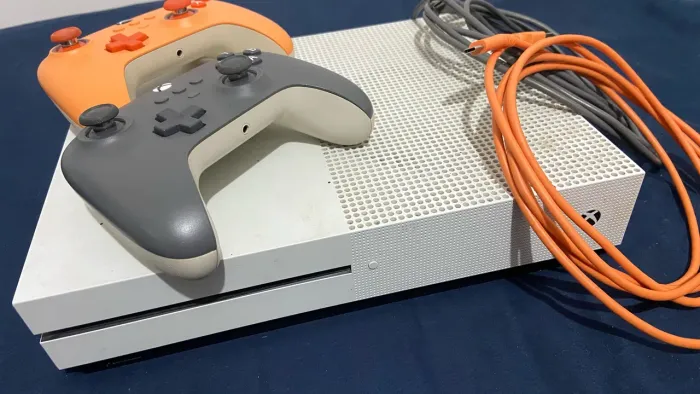 XBOX ONE S 500GB COM DOIS CONTROLES