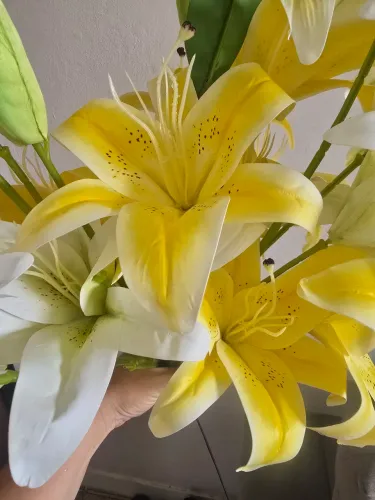Lírios amarelo e brancos artificiais com aspecto natural