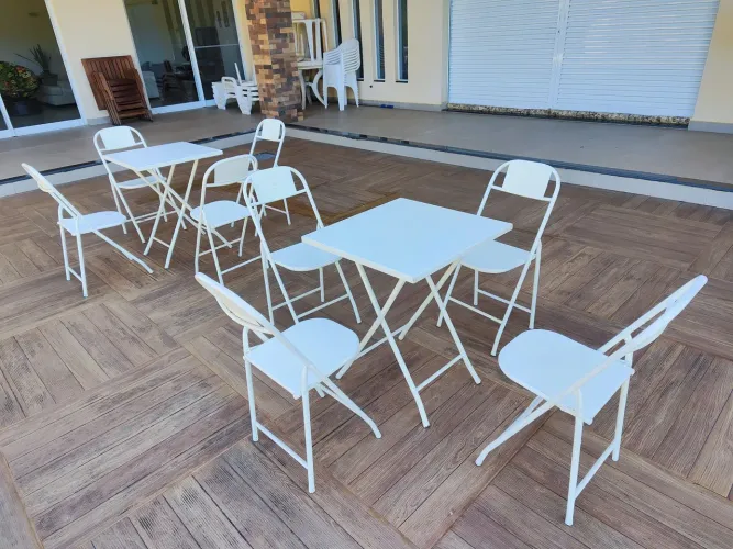 Mesas e cadeiras dobráveis de aço