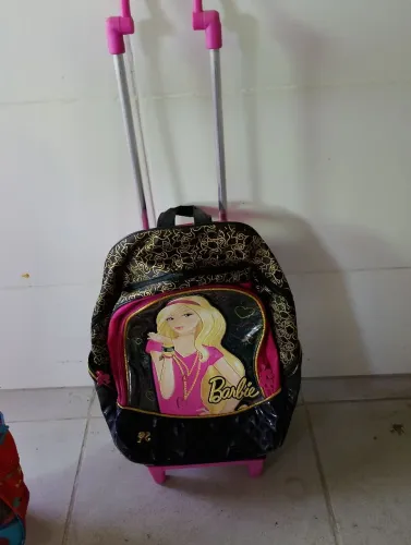 Mochilas da Barbie e do Lucas Neto