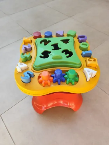 Mesinha de atividade infantil 