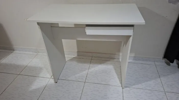 Vendo escrivaninha com gaveta