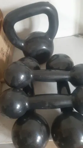 Par de halter 7kg e 4kg emborrachados +kettebell 8kg emborrachado