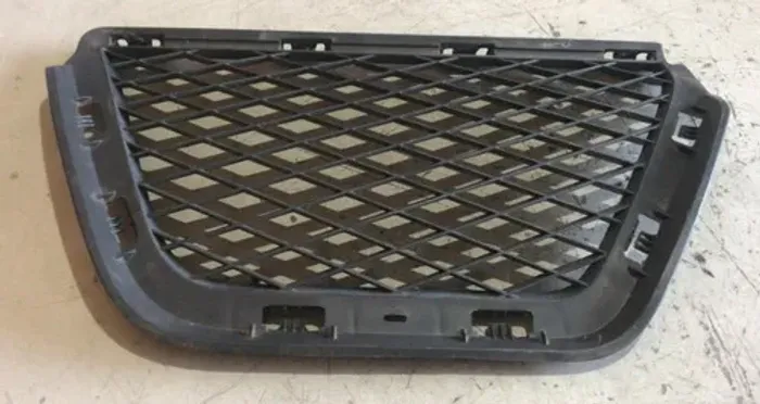 Grade Central Parachoque Direito Pajero Tr4 2010 - 2012 Preto Direito