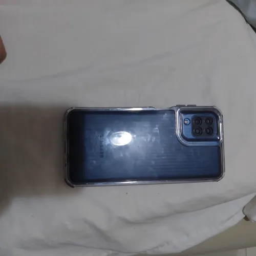 Celular Samsung M13 com defeito
