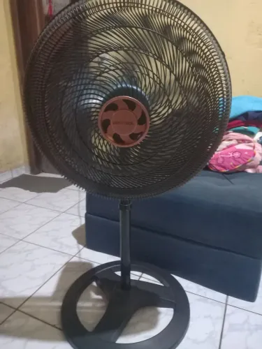 Ventilador de pé 40 centímetros funcionando normalmente 