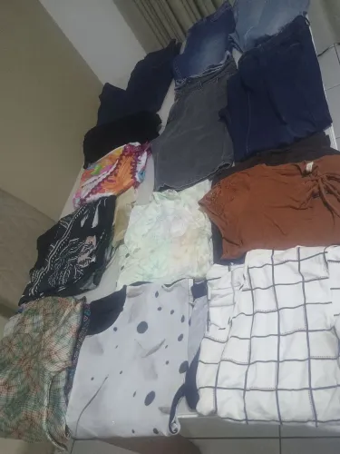 É tudo são 17 peças de roupas de mulher