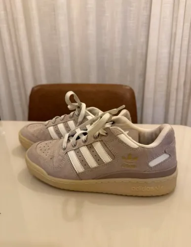 Tênis Adidas original número 35 muito bem conservado.