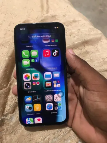 Iphone 12 excelente  64gb bateria 76%  com um leve trinco a trás quaser não ver!