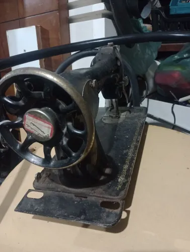 Máquina de costura Singer antiga