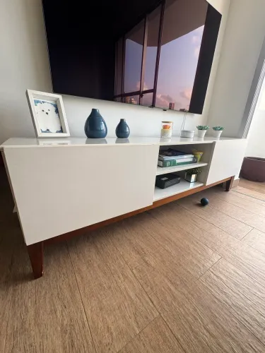 Rack TV Moderno Branco 1,60m com Pé em Madeira - Excelente Estado