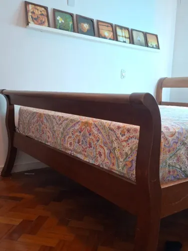 Cama queen em madeira teca com colchão ortopédico Castor