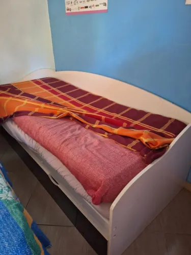 Cama de solteiro com outra em baixo (84 cm x 190 cm) Em bom estado, com os 2 colchões