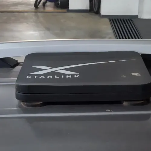 Starlink Mini com case de ima para teto