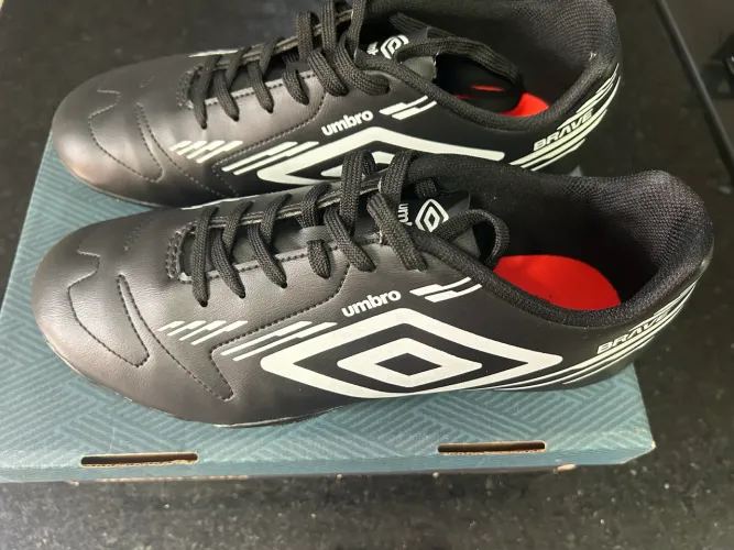 Chuteira umbro 40