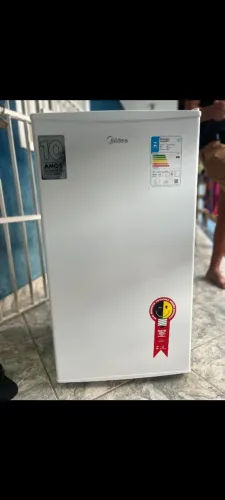 Frigobar Midea 93L impecável. Um ano de uso, freezer, termostato com seis posições. 