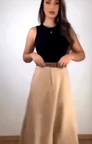 Saia preta Social evase, midi, G, bolsos nas laterais,G