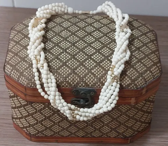 Colar entrelaçados com mini perolas