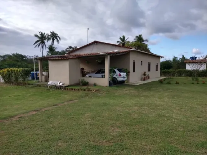 Chácara na zona rural de Irará com amplo terreno, pomar e fácil acesso à cidade.