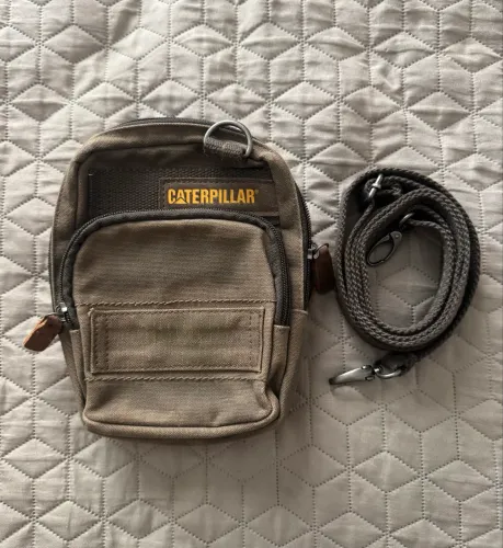 Bolsa de ombro da marca Caterpillar em lona.
