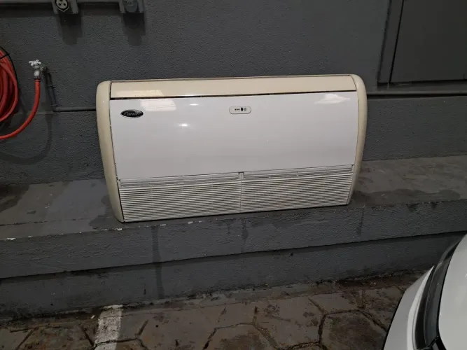 SPLIT PISO TETO CARRIER DE 30000 BTUS. 