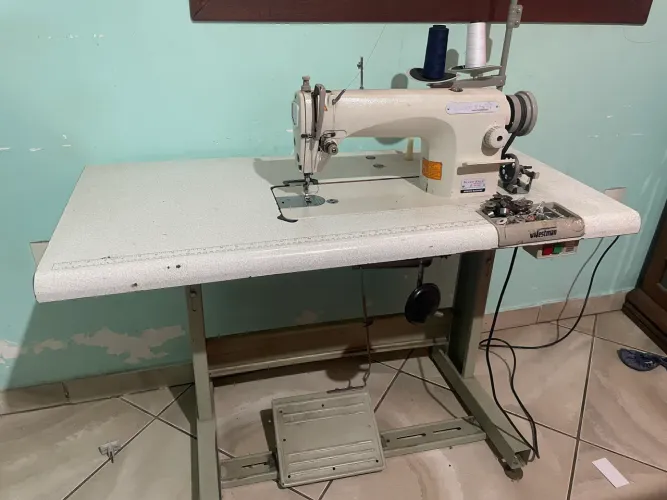 Maquina de costura reta