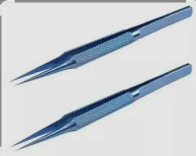 Pinça Reta de Titânio Profissional, modelo similar à RT-11, apresentada na cor azul.