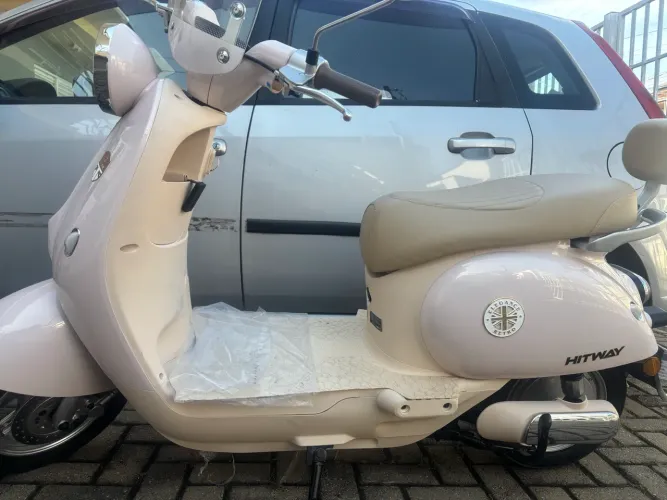 Moto elétrica scooter retrô 