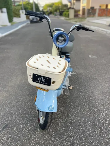 Scooter elétrica com cesto