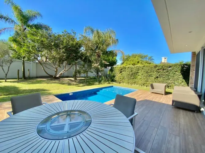 Casa mobiliada e decorada, com piscina a venda no condomínio Bosques de Atlântida, 480m² /