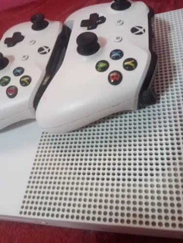 Vídeo Game Xbox one s 500, excelente , novo sem marcas de uso vai com quatro jogos origina