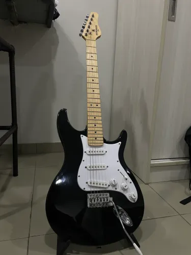 Guitarra Stratocaster Behringer